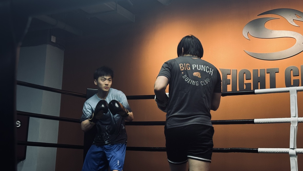 Hengrui training with a sparring partner at the boxing club
