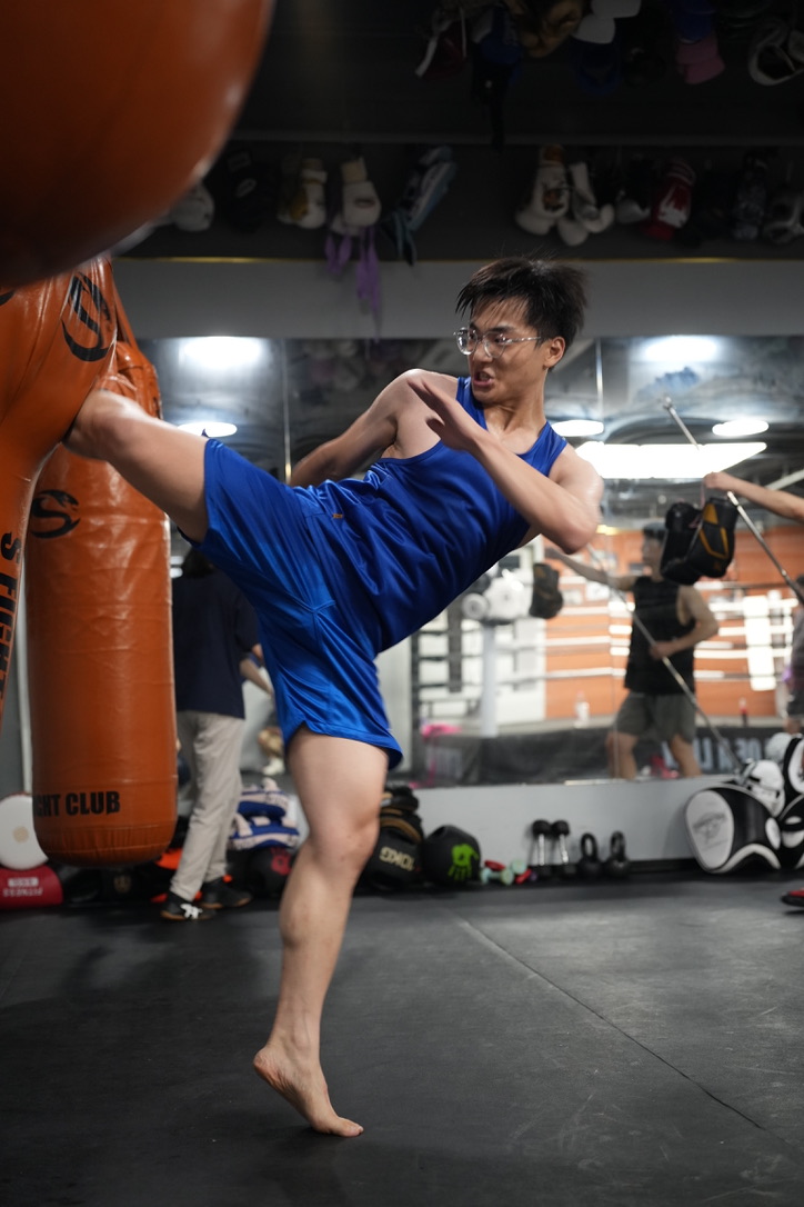 Hengrui practicing a Sanda kick on a punching bag